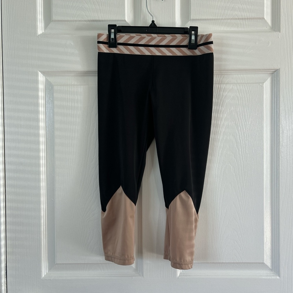 Olympia size Medium crop leggings